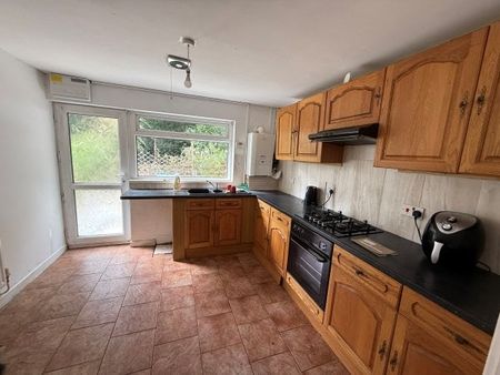 Oakmead, Ammanford, SA18 - Photo 3