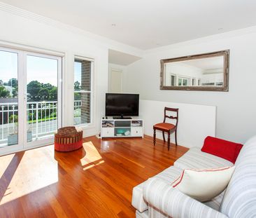 AWESOME TOWNHOUSE IN GREAT LOCATION! - Photo 1