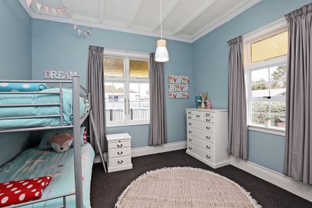 Charming 4BR Family Haven in Hastings - Photo 4