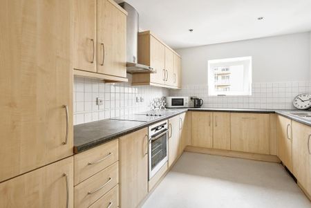 3 bedroom flat to rent - Photo 4