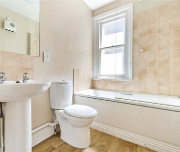 First floor one bedroom unfurnished flat in central Bath. - Photo 6