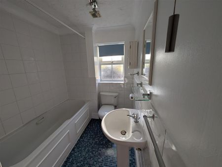 2 bedroom semi-detached house to rent - Photo 5