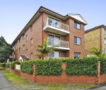Spacious Two-Bedroom Apartment in Prime Kensington Location - Photo 6