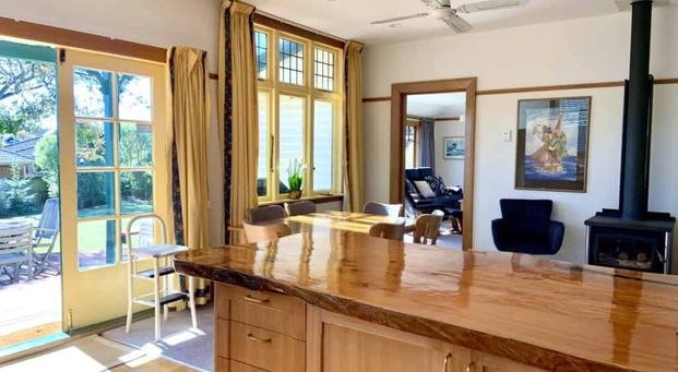 Beautifully renovated fully furnished spacious character home just minutes from the Beach! - Photo 1