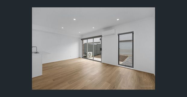 Stylish, brand-new townhouse in Clyde! - Photo 1