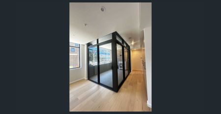 🌟 Dream Location: 1Bed + 1Study/Office - Steps to Metro & Shops! - Photo 2