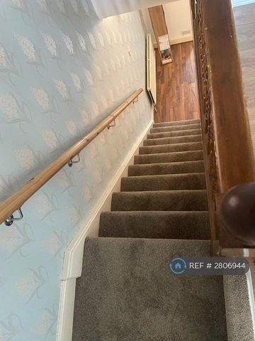 3 bedroom end of terrace house to rent - Photo 2