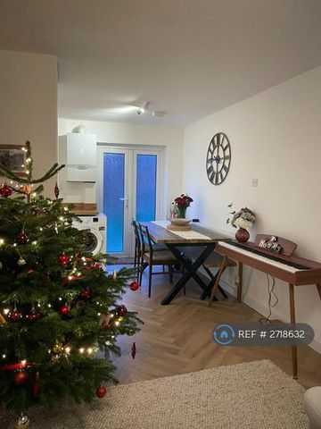 2 bedroom semi-detached house to rent - Photo 3