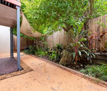 Spacious Renovated Townhouse with Private Courtyard – Boutique Yeer... - Photo 6