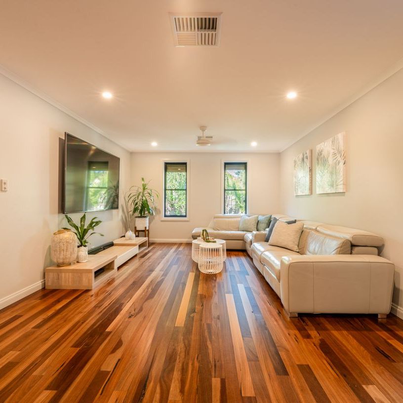 Classy, 4 Bedroom Family Home! - Photo 1