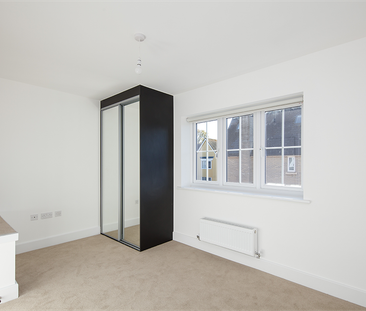 3 bedroom end of terrace house to rent - Photo 2