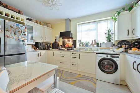 Flat, Dabbs Hill Lane, Northolt, UB5 - Photo 2