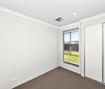 Spacious 4 Bedroom Family Home in Sought-After Lakelands Location - Photo 6