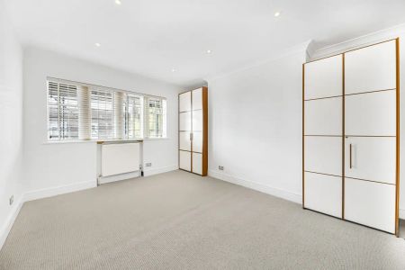 2 bedroom flat in London - Photo 5