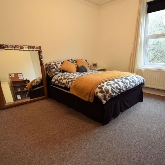 6 bedroom House in Hyde Park Terrace, Leeds - Photo 1