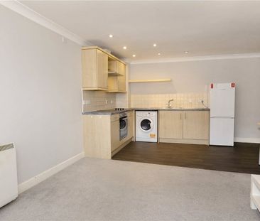 Well presented two bedroom unfurnished apartment with an allocated ... - Photo 6