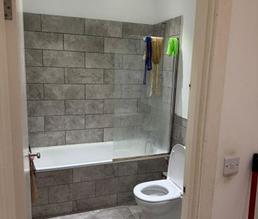 1 bedroom in a flat share to rent - Photo 4