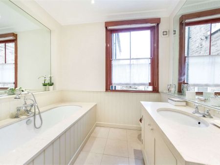 Spacious and very well presented four bedroom family home offering excellent living accommodation in the heart of Parsons Green. This property also benefits from a garden and cellar. - Photo 4