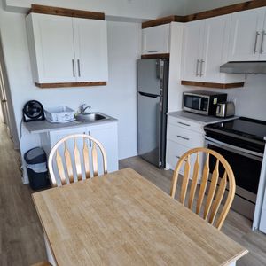 Rosemont - Beau 4 1/2 Meublé Tout Inclus - Photo 2
