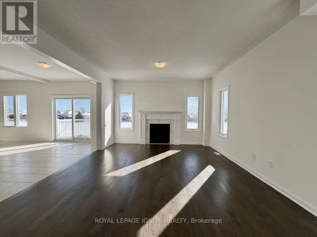 28 ROYAL OAK CRESCENT - Photo 2