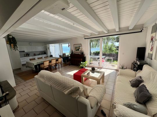 Charming maison individuelle de 5.5 pièces avec piscine, vue exceptionnelle et grand jardin à Villars-Burquin (Tévenon VD) - Foto 1