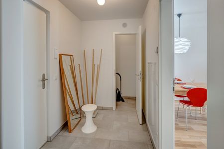 Helle Balkonwohnung mit Designermöblierung - Foto 5