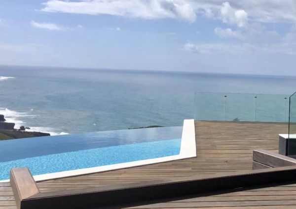 Deslumbrante moradia exclusiva, com vista frontal de mar e piscina privada.