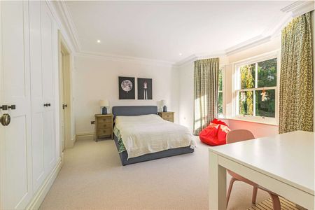 A delightful family home with swimming pool, bar and outdoor kitchen. - Photo 3