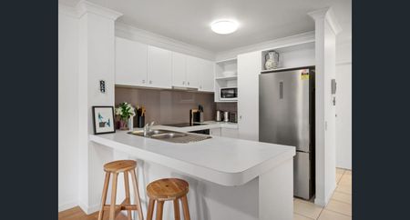 Well-Presented Unit Offering Comfort and Convenience - Photo 3