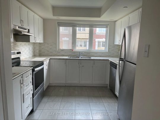 Condo Townhouse For Lease | E9299939 - Photo 1