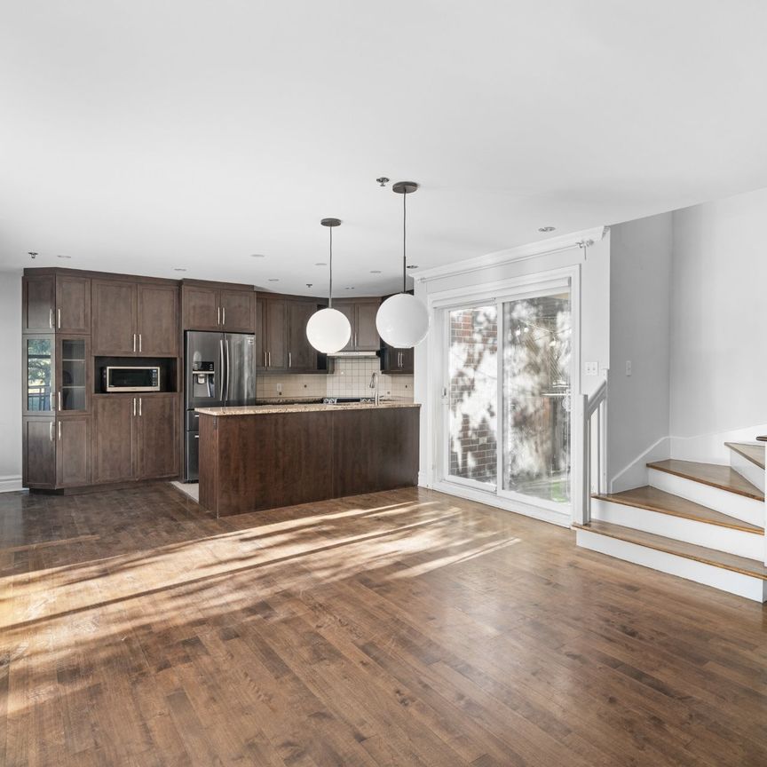 880 Rue St-Antoine E. - Photo 1