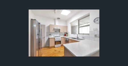 Well maintained family home with solar system! - Photo 3