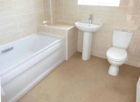 PETERBOROUGH - Photo 2