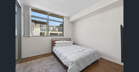 Fully furnished Spacious Split-Level Parkside Apartment with Modern Interiors - Photo 5