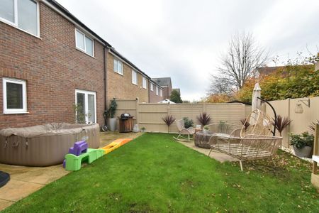 3 bedroom end of terrace house to rent - Photo 3