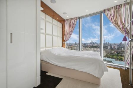 3 bedroom flat in 1 St. George Wharf - Photo 5