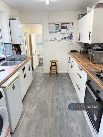 1 bedroom in a house share to rent - Photo 3