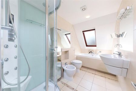 4 bedroom in London - Photo 4