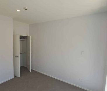 Pristine one-bedroom apartment with an additional study home - Photo 5