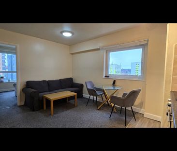 3 Bed Flat, Lovell Park Heights, LS7 - Photo 3