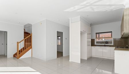 Modern 3-Bedroom Townhouse in Prime Location! - Photo 3