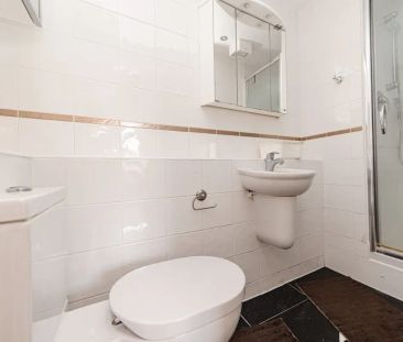 3 bedroom flat in London - Photo 4