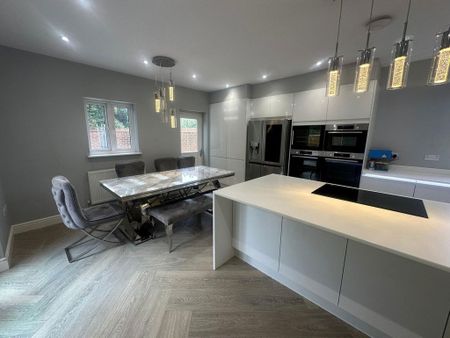 4 bedroom detached house to rent - Photo 2