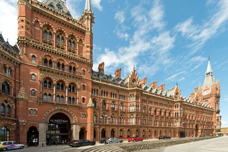 Remarkable triplex apartment within the iconic St Pancras Chambers, combining historic grandeur with contemporary luxury in one of London's most celebrated landmark buildings. - Photo 2