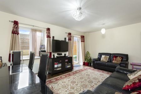 3 bedroom end of terrace house to rent - Photo 2