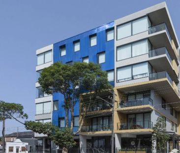 Ultra Modern Light Filled Apartment - Photo 5