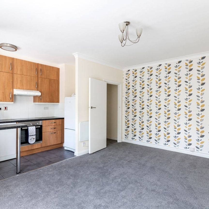 2 Bed Flat, Langham Court, SW20 - Photo 1