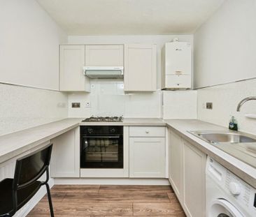 2 bedroom ground floor flat to rent - Photo 3