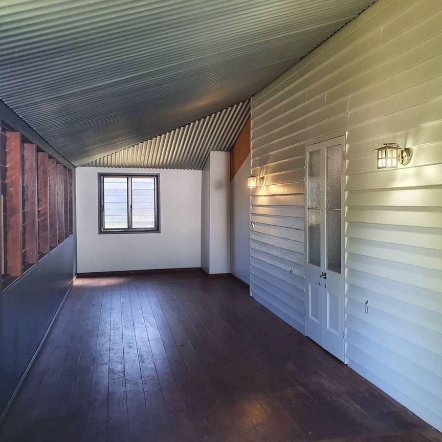 Large 3 Bedroom Queenslander For Rent - Photo 1
