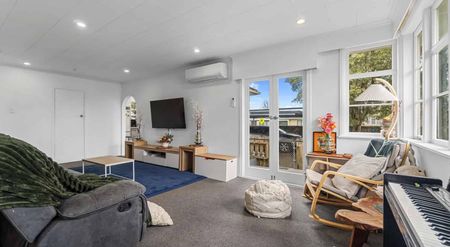 Renovated 3-Bedroom Home - Move-In Ready - Photo 2